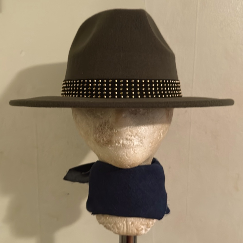 NWT HUNTER FREEN HAT WITH GOLD BEADED BELT
